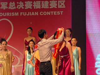 美女相聚、美酒飄香