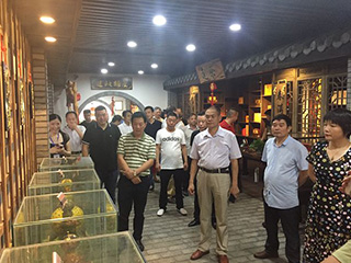 2019年建甌市工商聯(lián)（商會(huì )）半年工作會(huì )議各級領(lǐng)導及會(huì )員企業(yè)家到雙龍戲珠酒業(yè)參觀(guān)調研