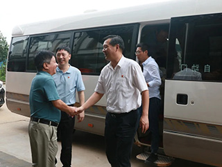 南平市委副書(shū)記、代市長(cháng)袁超洪蒞臨雙龍戲珠酒業(yè)參觀(guān)調研