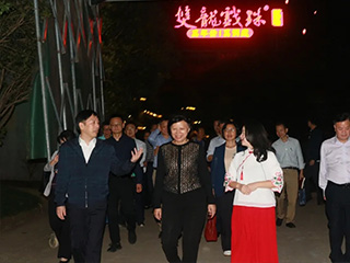 福建省人大常委會(huì )黨組副書(shū)記、副主任雷春美蒞臨雙龍戲珠酒業(yè)視察調研