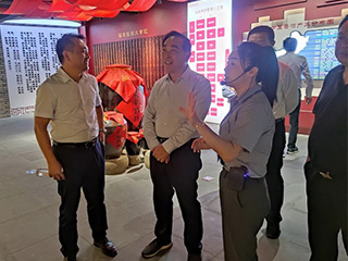 江蘇省政協(xié)副主席王榮平率調研組一行考察雙龍戲珠酒廠(chǎng)