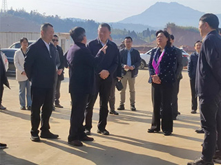 福建省人大常委會(huì )副主任袁毅一行蒞臨福建雙龍戲珠酒業(yè)有限公司調研指導